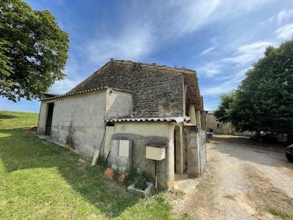 a vendre en campagne ETOILE SUR RHONE  MAISON EN PIERRE avec 1700m2 de terrain  et dépendances a rénover entièrement, nombreuses possibilités pour agrandissement