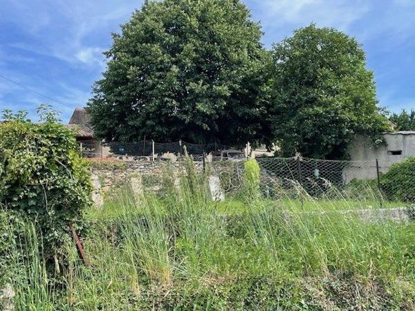 a vendre en campagne ETOILE SUR RHONE  MAISON EN PIERRE avec 1700m2 de terrain  et dépendances a rénover entièrement, nombreuses possibilités pour agrandissement