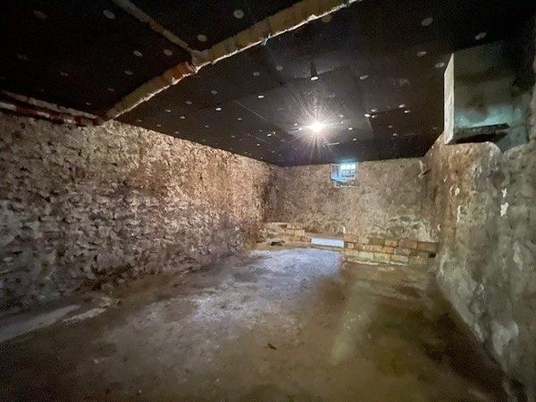 a vendre en campagne ETOILE SUR RHONE  MAISON EN PIERRE avec 1700m2 de terrain  et dépendances a rénover entièrement, nombreuses possibilités pour agrandissement