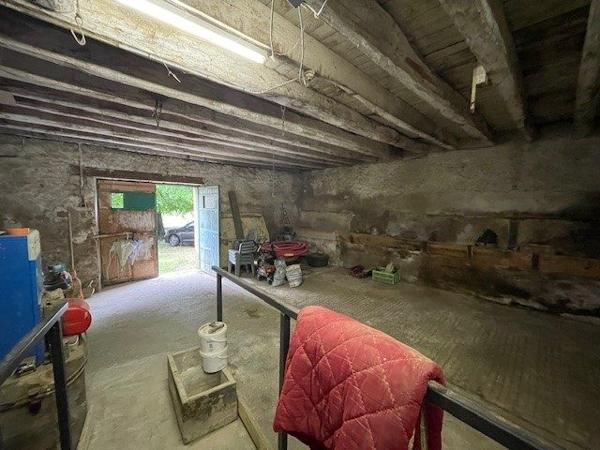 a vendre en campagne ETOILE SUR RHONE  MAISON EN PIERRE avec 1700m2 de terrain  et dépendances a rénover entièrement, nombreuses possibilités pour agrandissement