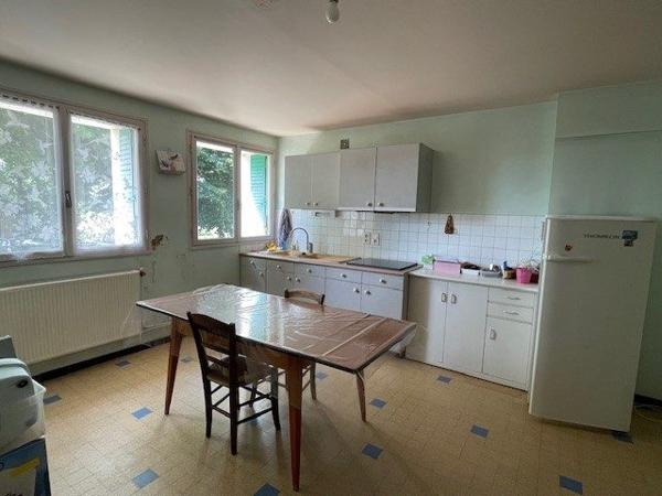 a vendre en campagne ETOILE SUR RHONE  MAISON EN PIERRE avec 1700m2 de terrain  et dépendances a rénover entièrement, nombreuses possibilités pour agrandissement