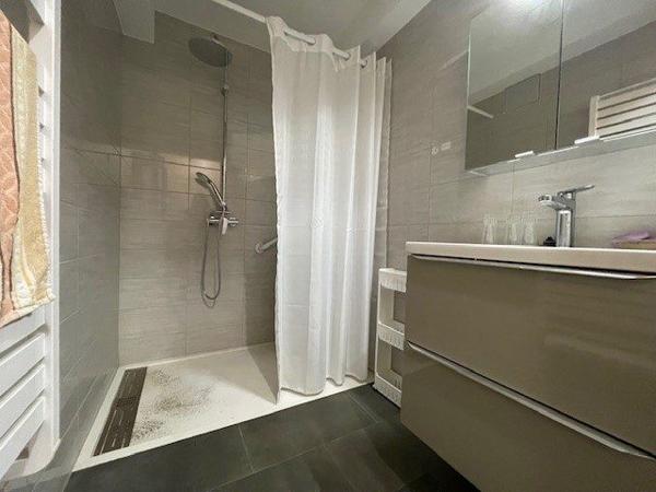 a vendre en campagne ETOILE SUR RHONE  MAISON EN PIERRE avec 1700m2 de terrain  et dépendances a rénover entièrement, nombreuses possibilités pour agrandissement