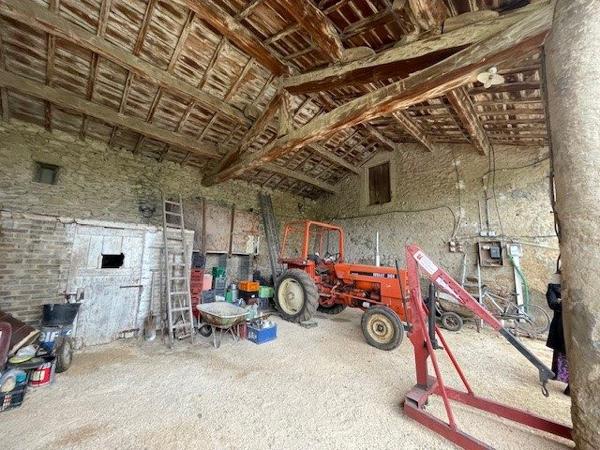 a vendre en campagne ETOILE SUR RHONE  MAISON EN PIERRE avec 1700m2 de terrain  et dépendances a rénover entièrement, nombreuses possibilités pour agrandissement