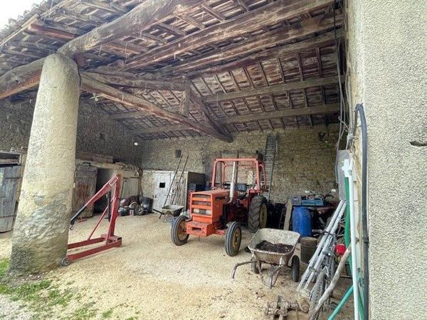 a vendre en campagne ETOILE SUR RHONE  MAISON EN PIERRE avec 1700m2 de terrain  et dépendances a rénover entièrement, nombreuses possibilités pour agrandissement