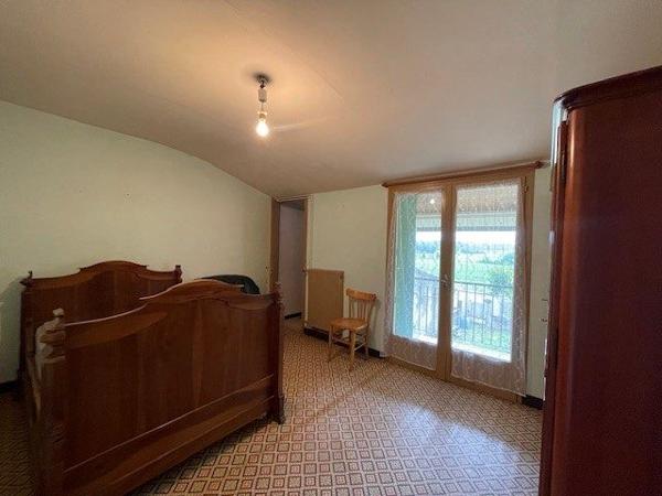 a vendre en campagne ETOILE SUR RHONE  MAISON EN PIERRE avec 1700m2 de terrain  et dépendances a rénover entièrement, nombreuses possibilités pour agrandissement