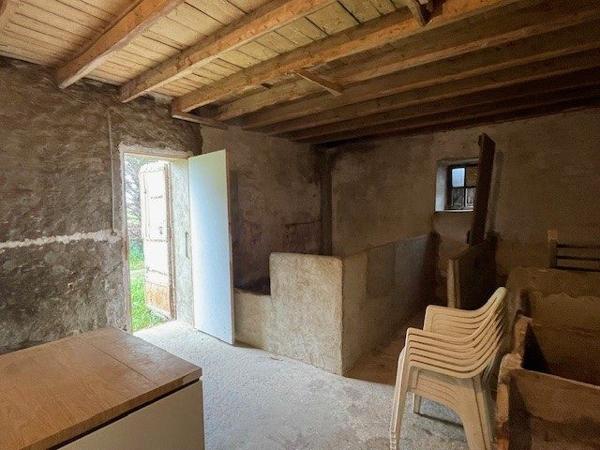 a vendre en campagne ETOILE SUR RHONE  MAISON EN PIERRE avec 1700m2 de terrain  et dépendances a rénover entièrement, nombreuses possibilités pour agrandissement