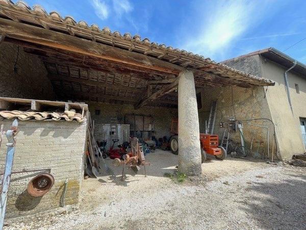 a vendre en campagne ETOILE SUR RHONE  MAISON EN PIERRE avec 1700m2 de terrain  et dépendances a rénover entièrement, nombreuses possibilités pour agrandissement