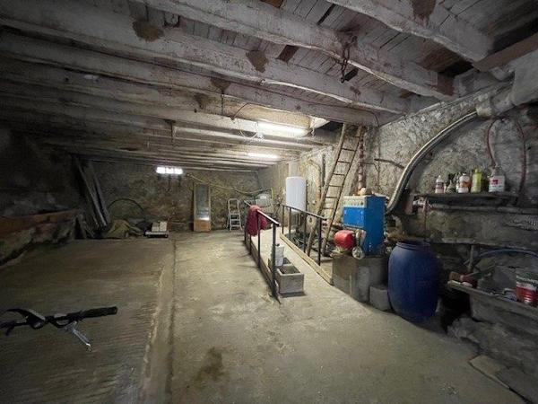 a vendre en campagne ETOILE SUR RHONE  MAISON EN PIERRE avec 1700m2 de terrain  et dépendances a rénover entièrement, nombreuses possibilités pour agrandissement