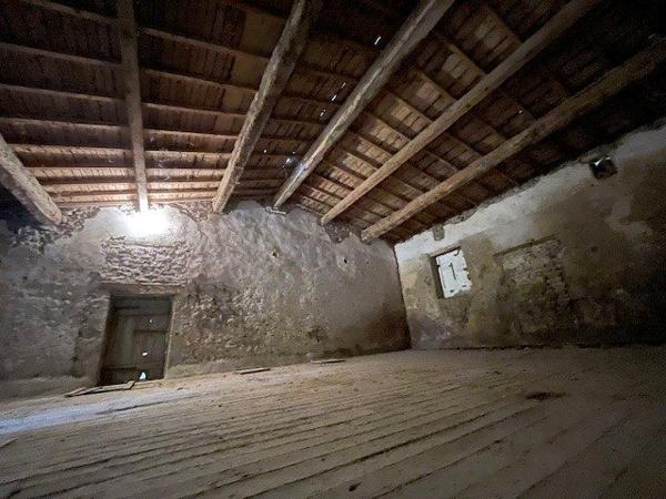 a vendre en campagne ETOILE SUR RHONE  MAISON EN PIERRE avec 1700m2 de terrain  et dépendances a rénover entièrement, nombreuses possibilités pour agrandissement