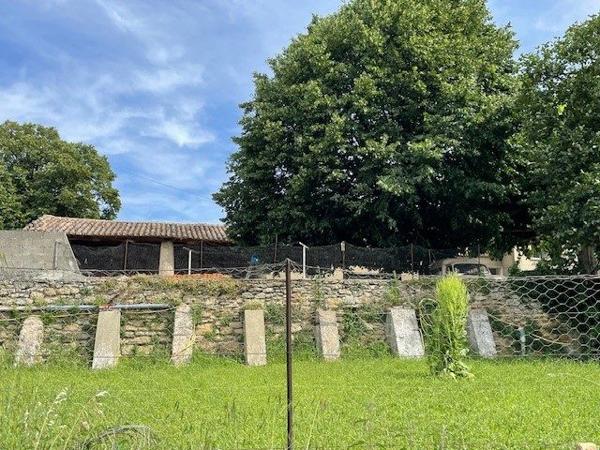 a vendre en campagne ETOILE SUR RHONE  MAISON EN PIERRE avec 1700m2 de terrain  et dépendances a rénover entièrement, nombreuses possibilités pour agrandissement