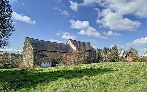 Sur la commune de Guilliers à moins de 15 minutes de Ploërmel et 20 minutes de Saint Méen Le Grand , au calme d’un lieu-dit,  venez découvrir ce joli ensemble immobilier en pierre à rénover.