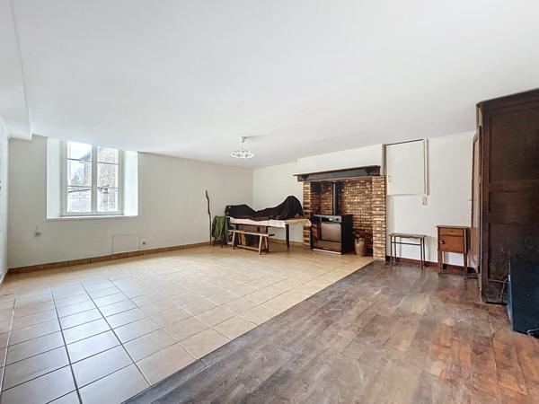 Sur la commune de Guilliers à moins de 15 minutes de Ploërmel et 20 minutes de Saint Méen Le Grand , au calme d’un lieu-dit,  venez découvrir ce joli ensemble immobilier en pierre à rénover.