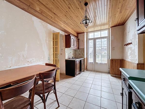 Sur la commune de Guilliers à moins de 15 minutes de Ploërmel et 20 minutes de Saint Méen Le Grand , au calme d’un lieu-dit,  venez découvrir ce joli ensemble immobilier en pierre à rénover.