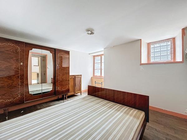 Sur la commune de Guilliers à moins de 15 minutes de Ploërmel et 20 minutes de Saint Méen Le Grand , au calme d’un lieu-dit,  venez découvrir ce joli ensemble immobilier en pierre à rénover.