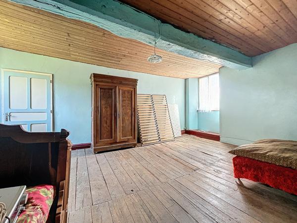 Sur la commune de Guilliers à moins de 15 minutes de Ploërmel et 20 minutes de Saint Méen Le Grand , au calme d’un lieu-dit,  venez découvrir ce joli ensemble immobilier en pierre à rénover.