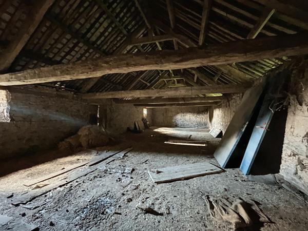 Sur la commune de Guilliers à moins de 15 minutes de Ploërmel et 20 minutes de Saint Méen Le Grand , au calme d’un lieu-dit,  venez découvrir ce joli ensemble immobilier en pierre à rénover.