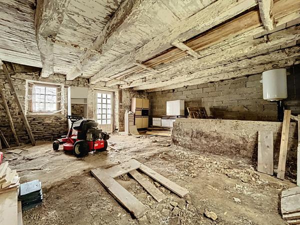 Sur la commune de Guilliers à moins de 15 minutes de Ploërmel et 20 minutes de Saint Méen Le Grand , au calme d’un lieu-dit,  venez découvrir ce joli ensemble immobilier en pierre à rénover.