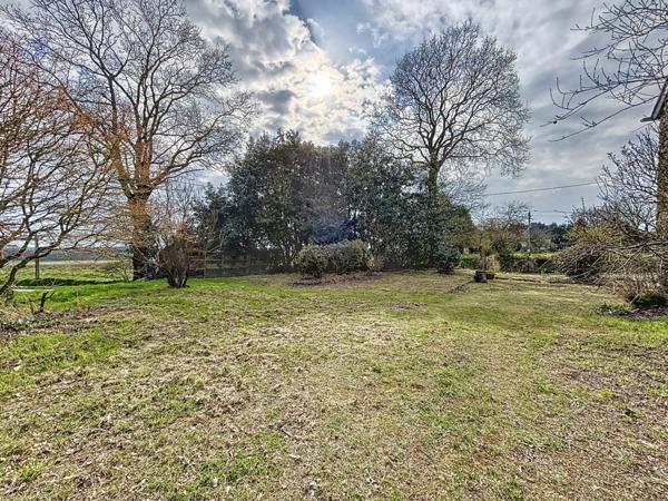 Sur la commune de Guilliers à moins de 15 minutes de Ploërmel et 20 minutes de Saint Méen Le Grand , au calme d’un lieu-dit,  venez découvrir ce joli ensemble immobilier en pierre à rénover.