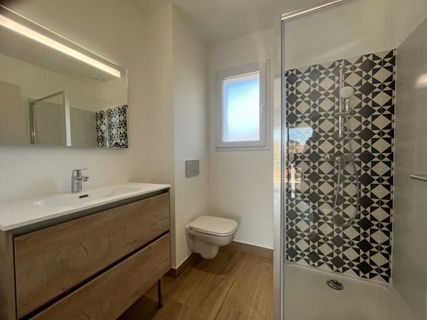 HYERES Secteur Ouest , A Vendre Villa Neuve T7, Jardin, Piscine, Garage.