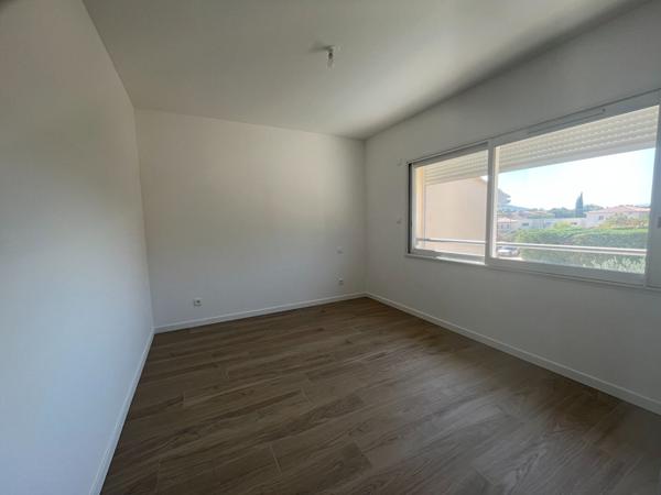 HYERES Secteur Ouest , A Vendre Villa Neuve T7, Jardin, Piscine, Garage.