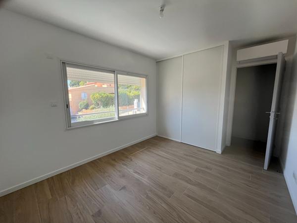 HYERES Secteur Ouest , A Vendre Villa Neuve T7, Jardin, Piscine, Garage.