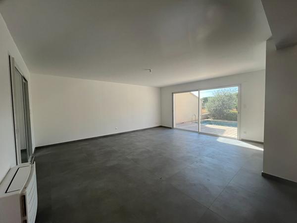 HYERES Secteur Ouest , A Vendre Villa Neuve T7, Jardin, Piscine, Garage.