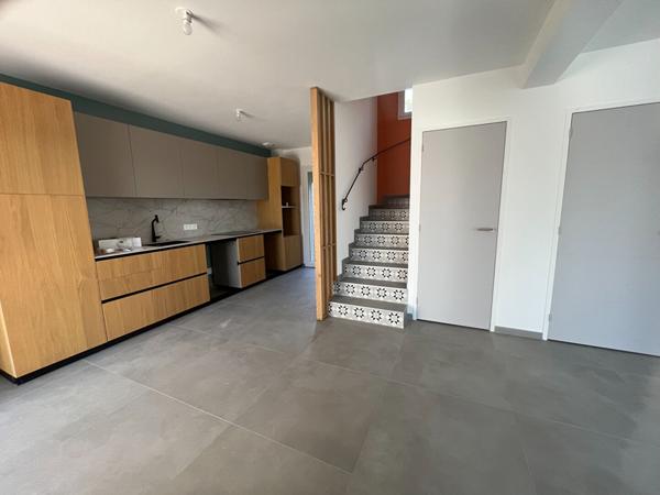 HYERES Secteur Ouest , A Vendre Villa Neuve T7, Jardin, Piscine, Garage.