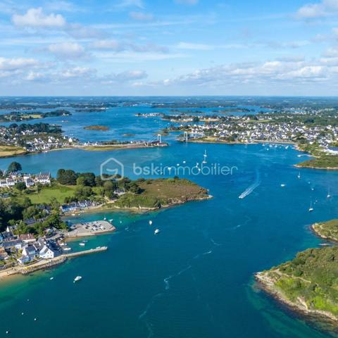 Investissez sur le littoral morbihannais avec ce charmant appartement T2 situé à Étel, commune prisée pour son authenticité, son ancien port de pêche et sa qualité de vie entre terre et mer.

Au premier étage d’une résidence bien entretenue, cet appartement séduit par sa décoration soignée et contemporaine. Il offre une agréable pièce de vie lumineuse avec cuisine ouverte, aménagée et particulièrement fonctionnelle, une chambre confortable, une salle d’eau ainsi qu’une belle terrasse bien exposée pour profiter pleinement des journées ensoleillées.

Une place de parking privative complète ce bien.

Son emplacement constitue un véritable atout : commerces, services, marché et port de plaisance sont accessibles à pied, permettant de profiter pleinement de la vie ételloise sans utiliser son véhicule.

Conditions de vente en VIAGER OCCUPE :

Femme de 86 ans
Bouquet : 146 000 € (honoraires inclus)
Rente mensuelle : 375 €
Le vendeur conserve son droit d’usage et d’habitation sa vie durant.
Une solution d’investissement patrimonial attractive dans une commune dynamique et recherchée du Morbihan Sud, à proximité des plages et des sentiers côtiers.
Pour tout renseignement complémentaire sur les conditions du viager, contactez, exclusivement, Edith L’Honoré, par téléphone principalement.