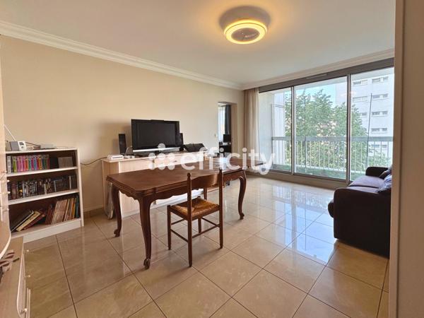 Appartement
         4 pièces
        - 90 m² 470 000 € *