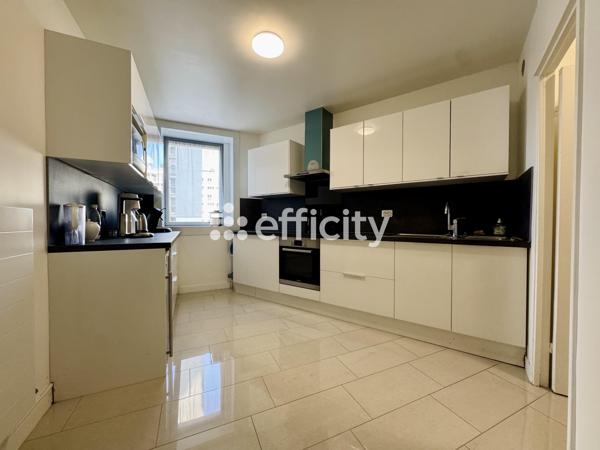 Appartement
         4 pièces
        - 90 m² 470 000 € *