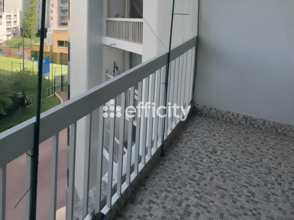 Appartement
         4 pièces
        - 90 m² 470 000 € *