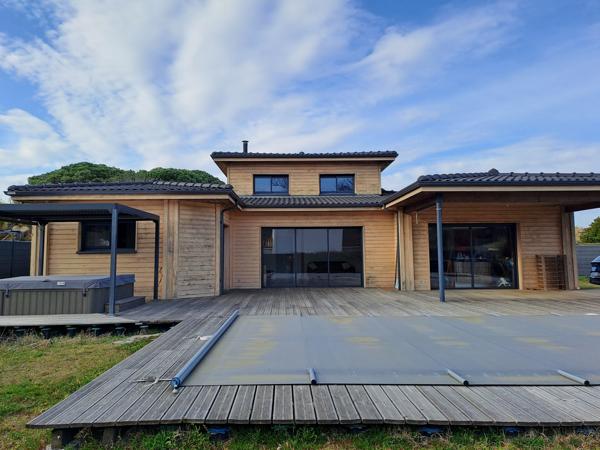 Maison familiale récente située à deux pas du centre de Léog