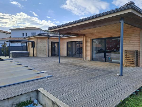 Maison familiale récente située à deux pas du centre de Léog
