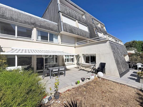 Nous vous proposons en EXCLUSIVITE ce magnifique appartement de 6 pièces situé dans une résidence sécurisée sur le secteur recherché de la rue de Bayeux à Caen qui se compose d'une entrée avec ses rangements, d'un séjour double donnant sur un extérieur vaste avec son coin jardin et sa terrasse exposé sud-est, d'une cuisine équipée qui peut être ouverte sur le séjour, d'une chambre, d'un bureau transformable facilement en chambre, d'une salle d'eau et d'un WC. L'étage se compose de 2 chambres dont une qui donne accès à une très belle terrasse exposé également sud-est, d'une salle d'eau avec WC. l'appartement dispose d'un garage en sous-sol. Ce duplex situé à deux pas des écoles, des commerces et à moins de 10 minutes à pieds de l'hyper centre est juste l'idéal pour une famille. SI vous hésitez entre un appartement et une maison ce duplex est juste le bien idéal. Rare sur le secteur à voir rapidement.