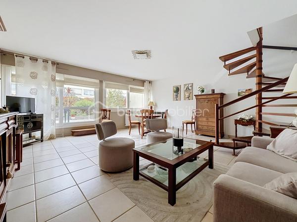 Nous vous proposons en EXCLUSIVITE ce magnifique appartement de 6 pièces situé dans une résidence sécurisée sur le secteur recherché de la rue de Bayeux à Caen qui se compose d'une entrée avec ses rangements, d'un séjour double donnant sur un extérieur vaste avec son coin jardin et sa terrasse exposé sud-est, d'une cuisine équipée qui peut être ouverte sur le séjour, d'une chambre, d'un bureau transformable facilement en chambre, d'une salle d'eau et d'un WC. L'étage se compose de 2 chambres dont une qui donne accès à une très belle terrasse exposé également sud-est, d'une salle d'eau avec WC. l'appartement dispose d'un garage en sous-sol. Ce duplex situé à deux pas des écoles, des commerces et à moins de 10 minutes à pieds de l'hyper centre est juste l'idéal pour une famille. SI vous hésitez entre un appartement et une maison ce duplex est juste le bien idéal. Rare sur le secteur à voir rapidement.