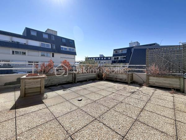Nous vous proposons en EXCLUSIVITE ce magnifique appartement de 6 pièces situé dans une résidence sécurisée sur le secteur recherché de la rue de Bayeux à Caen qui se compose d'une entrée avec ses rangements, d'un séjour double donnant sur un extérieur vaste avec son coin jardin et sa terrasse exposé sud-est, d'une cuisine équipée qui peut être ouverte sur le séjour, d'une chambre, d'un bureau transformable facilement en chambre, d'une salle d'eau et d'un WC. L'étage se compose de 2 chambres dont une qui donne accès à une très belle terrasse exposé également sud-est, d'une salle d'eau avec WC. l'appartement dispose d'un garage en sous-sol. Ce duplex situé à deux pas des écoles, des commerces et à moins de 10 minutes à pieds de l'hyper centre est juste l'idéal pour une famille. SI vous hésitez entre un appartement et une maison ce duplex est juste le bien idéal. Rare sur le secteur à voir rapidement.