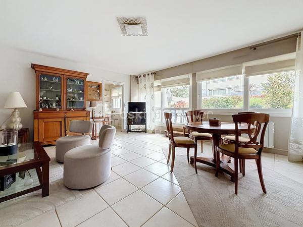 Nous vous proposons en EXCLUSIVITE ce magnifique appartement de 6 pièces situé dans une résidence sécurisée sur le secteur recherché de la rue de Bayeux à Caen qui se compose d'une entrée avec ses rangements, d'un séjour double donnant sur un extérieur vaste avec son coin jardin et sa terrasse exposé sud-est, d'une cuisine équipée qui peut être ouverte sur le séjour, d'une chambre, d'un bureau transformable facilement en chambre, d'une salle d'eau et d'un WC. L'étage se compose de 2 chambres dont une qui donne accès à une très belle terrasse exposé également sud-est, d'une salle d'eau avec WC. l'appartement dispose d'un garage en sous-sol. Ce duplex situé à deux pas des écoles, des commerces et à moins de 10 minutes à pieds de l'hyper centre est juste l'idéal pour une famille. SI vous hésitez entre un appartement et une maison ce duplex est juste le bien idéal. Rare sur le secteur à voir rapidement.