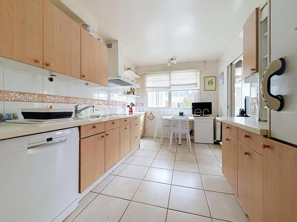 Nous vous proposons en EXCLUSIVITE ce magnifique appartement de 6 pièces situé dans une résidence sécurisée sur le secteur recherché de la rue de Bayeux à Caen qui se compose d'une entrée avec ses rangements, d'un séjour double donnant sur un extérieur vaste avec son coin jardin et sa terrasse exposé sud-est, d'une cuisine équipée qui peut être ouverte sur le séjour, d'une chambre, d'un bureau transformable facilement en chambre, d'une salle d'eau et d'un WC. L'étage se compose de 2 chambres dont une qui donne accès à une très belle terrasse exposé également sud-est, d'une salle d'eau avec WC. l'appartement dispose d'un garage en sous-sol. Ce duplex situé à deux pas des écoles, des commerces et à moins de 10 minutes à pieds de l'hyper centre est juste l'idéal pour une famille. SI vous hésitez entre un appartement et une maison ce duplex est juste le bien idéal. Rare sur le secteur à voir rapidement.