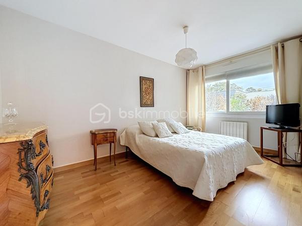 Nous vous proposons en EXCLUSIVITE ce magnifique appartement de 6 pièces situé dans une résidence sécurisée sur le secteur recherché de la rue de Bayeux à Caen qui se compose d'une entrée avec ses rangements, d'un séjour double donnant sur un extérieur vaste avec son coin jardin et sa terrasse exposé sud-est, d'une cuisine équipée qui peut être ouverte sur le séjour, d'une chambre, d'un bureau transformable facilement en chambre, d'une salle d'eau et d'un WC. L'étage se compose de 2 chambres dont une qui donne accès à une très belle terrasse exposé également sud-est, d'une salle d'eau avec WC. l'appartement dispose d'un garage en sous-sol. Ce duplex situé à deux pas des écoles, des commerces et à moins de 10 minutes à pieds de l'hyper centre est juste l'idéal pour une famille. SI vous hésitez entre un appartement et une maison ce duplex est juste le bien idéal. Rare sur le secteur à voir rapidement.