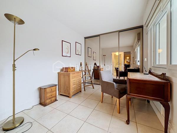 Nous vous proposons en EXCLUSIVITE ce magnifique appartement de 6 pièces situé dans une résidence sécurisée sur le secteur recherché de la rue de Bayeux à Caen qui se compose d'une entrée avec ses rangements, d'un séjour double donnant sur un extérieur vaste avec son coin jardin et sa terrasse exposé sud-est, d'une cuisine équipée qui peut être ouverte sur le séjour, d'une chambre, d'un bureau transformable facilement en chambre, d'une salle d'eau et d'un WC. L'étage se compose de 2 chambres dont une qui donne accès à une très belle terrasse exposé également sud-est, d'une salle d'eau avec WC. l'appartement dispose d'un garage en sous-sol. Ce duplex situé à deux pas des écoles, des commerces et à moins de 10 minutes à pieds de l'hyper centre est juste l'idéal pour une famille. SI vous hésitez entre un appartement et une maison ce duplex est juste le bien idéal. Rare sur le secteur à voir rapidement.