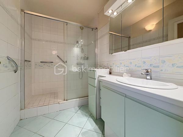 Nous vous proposons en EXCLUSIVITE ce magnifique appartement de 6 pièces situé dans une résidence sécurisée sur le secteur recherché de la rue de Bayeux à Caen qui se compose d'une entrée avec ses rangements, d'un séjour double donnant sur un extérieur vaste avec son coin jardin et sa terrasse exposé sud-est, d'une cuisine équipée qui peut être ouverte sur le séjour, d'une chambre, d'un bureau transformable facilement en chambre, d'une salle d'eau et d'un WC. L'étage se compose de 2 chambres dont une qui donne accès à une très belle terrasse exposé également sud-est, d'une salle d'eau avec WC. l'appartement dispose d'un garage en sous-sol. Ce duplex situé à deux pas des écoles, des commerces et à moins de 10 minutes à pieds de l'hyper centre est juste l'idéal pour une famille. SI vous hésitez entre un appartement et une maison ce duplex est juste le bien idéal. Rare sur le secteur à voir rapidement.