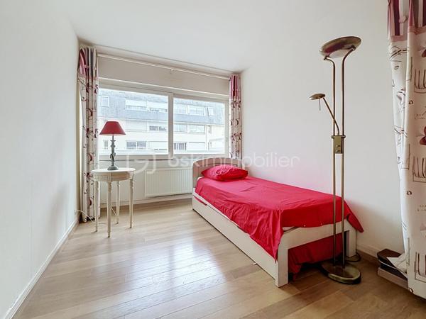 Nous vous proposons en EXCLUSIVITE ce magnifique appartement de 6 pièces situé dans une résidence sécurisée sur le secteur recherché de la rue de Bayeux à Caen qui se compose d'une entrée avec ses rangements, d'un séjour double donnant sur un extérieur vaste avec son coin jardin et sa terrasse exposé sud-est, d'une cuisine équipée qui peut être ouverte sur le séjour, d'une chambre, d'un bureau transformable facilement en chambre, d'une salle d'eau et d'un WC. L'étage se compose de 2 chambres dont une qui donne accès à une très belle terrasse exposé également sud-est, d'une salle d'eau avec WC. l'appartement dispose d'un garage en sous-sol. Ce duplex situé à deux pas des écoles, des commerces et à moins de 10 minutes à pieds de l'hyper centre est juste l'idéal pour une famille. SI vous hésitez entre un appartement et une maison ce duplex est juste le bien idéal. Rare sur le secteur à voir rapidement.