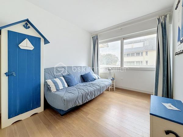 Nous vous proposons en EXCLUSIVITE ce magnifique appartement de 6 pièces situé dans une résidence sécurisée sur le secteur recherché de la rue de Bayeux à Caen qui se compose d'une entrée avec ses rangements, d'un séjour double donnant sur un extérieur vaste avec son coin jardin et sa terrasse exposé sud-est, d'une cuisine équipée qui peut être ouverte sur le séjour, d'une chambre, d'un bureau transformable facilement en chambre, d'une salle d'eau et d'un WC. L'étage se compose de 2 chambres dont une qui donne accès à une très belle terrasse exposé également sud-est, d'une salle d'eau avec WC. l'appartement dispose d'un garage en sous-sol. Ce duplex situé à deux pas des écoles, des commerces et à moins de 10 minutes à pieds de l'hyper centre est juste l'idéal pour une famille. SI vous hésitez entre un appartement et une maison ce duplex est juste le bien idéal. Rare sur le secteur à voir rapidement.