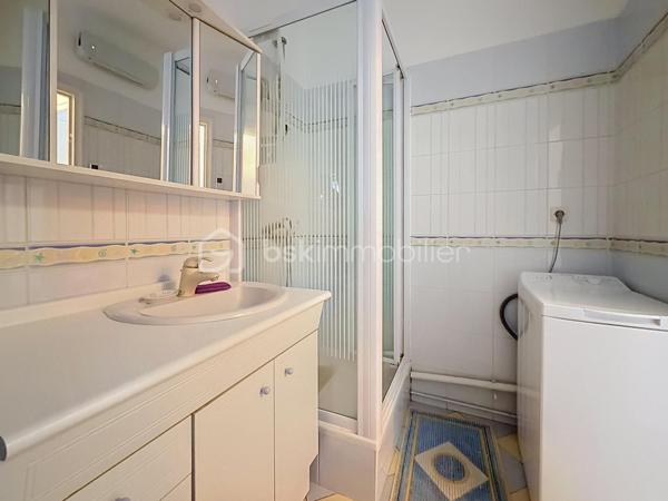 Nous vous proposons en EXCLUSIVITE ce magnifique appartement de 6 pièces situé dans une résidence sécurisée sur le secteur recherché de la rue de Bayeux à Caen qui se compose d'une entrée avec ses rangements, d'un séjour double donnant sur un extérieur vaste avec son coin jardin et sa terrasse exposé sud-est, d'une cuisine équipée qui peut être ouverte sur le séjour, d'une chambre, d'un bureau transformable facilement en chambre, d'une salle d'eau et d'un WC. L'étage se compose de 2 chambres dont une qui donne accès à une très belle terrasse exposé également sud-est, d'une salle d'eau avec WC. l'appartement dispose d'un garage en sous-sol. Ce duplex situé à deux pas des écoles, des commerces et à moins de 10 minutes à pieds de l'hyper centre est juste l'idéal pour une famille. SI vous hésitez entre un appartement et une maison ce duplex est juste le bien idéal. Rare sur le secteur à voir rapidement.