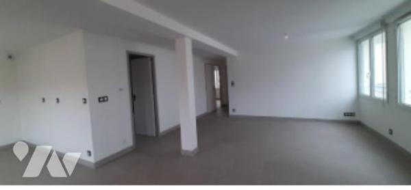 Appartement T3 neuf dans immeuble
2 ch, sdb, cave,
Parking