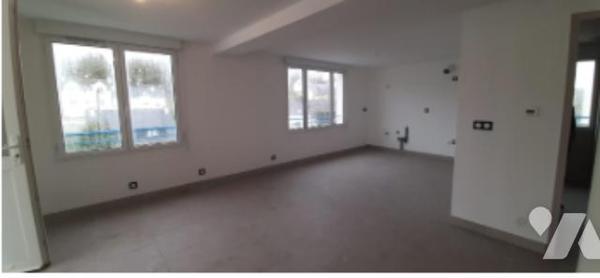 Appartement T3 neuf dans immeuble
2 ch, sdb, cave,
Parking