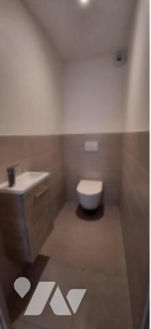 Appartement T3 neuf dans immeuble
2 ch, sdb, cave,
Parking