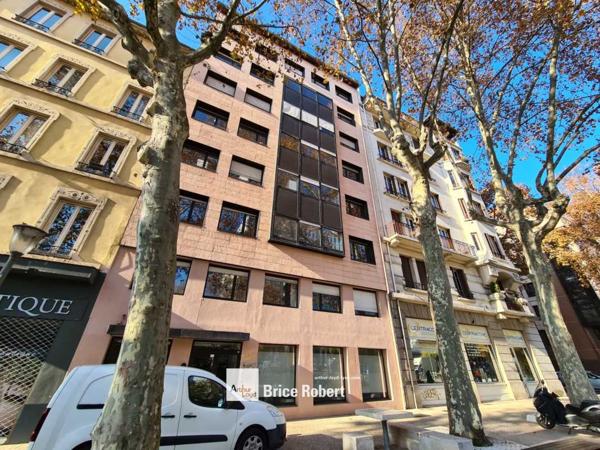 Bureaux à louer à Lyon avec parking sous sol proche transports en commun