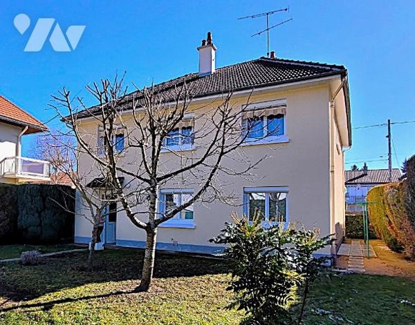 Maison de ville de 130 m² élevée sur sous-sol édifiée sur parcelle de 498 m².