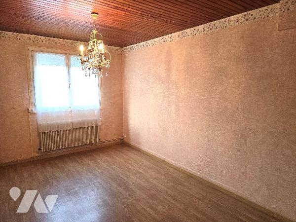 Maison de ville de 130 m² élevée sur sous-sol édifiée sur parcelle de 498 m².